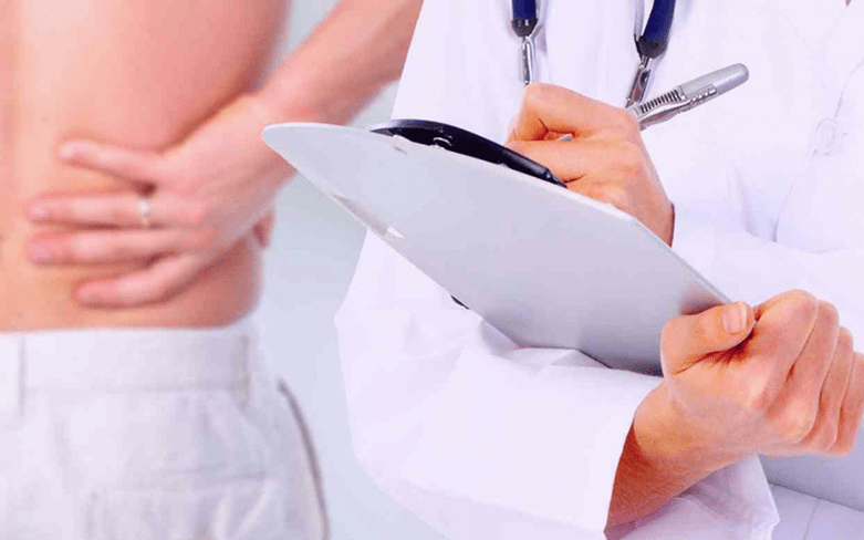 médico prescreve tratamento para dor lombar